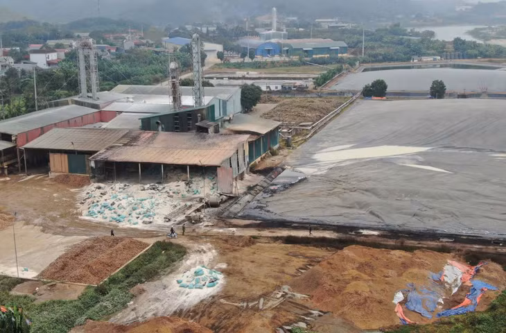 Cơ quan chức năng đang điều tra, làm rõ nguyên nhân vụ cháy tại nhà máy Sắn Văn Yên. Ảnh: Văn Đức