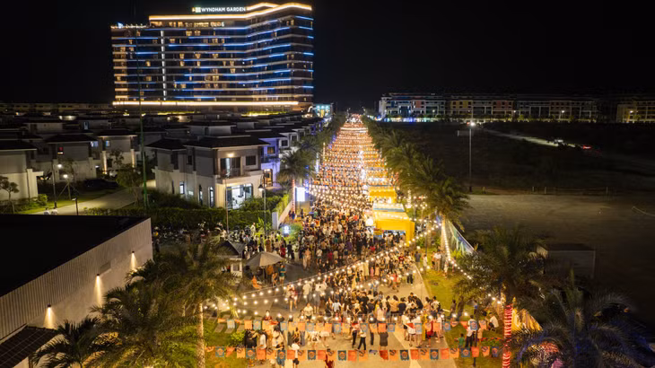 Chợ đêm nội khu Sonasea Vân Đồn Habour City trong ngày khai trương. Ảnh lấy từ trang web của doanh nghiệp.