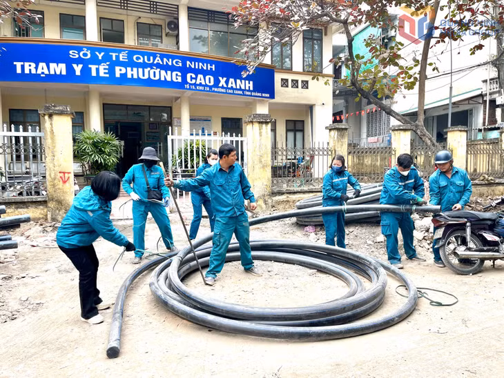 Công nhân Xí nghiệp nước Hồng Gai thi công cải tạo các tuyến ống trên địa bàn phường Cao Xanh.