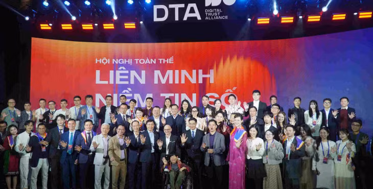 Toàn cảnh các đại biểu tham dự Hội nghị toàn thể Liên minh Niềm tin số lần thứ nhất chụp ảnh lưu niệm. Ảnh: Minh Vũ
