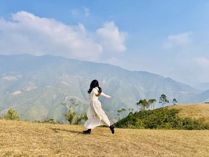 Với những tín đồ yêu thích chụp ảnh, thảo nguyên Tà Xùa mùa cỏ cháy chính là một studio ngoài trời không "góc chết". Những bộ trang phục có tông màu sáng như trắng, be, xanh pastel... sẽ giúp bạn nổi bật một cách tinh tế trên nền cỏ vàng. Một chiếc khăn lụa bay trong gió hay một cuốn sách trên tay sẽ là phụ kiện hoàn hảo để tạo nên phong cách nàng thơ giữa đại ngàn.