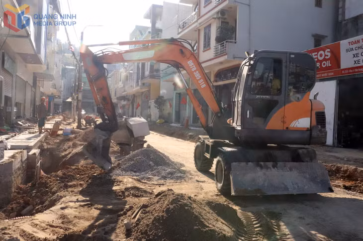 Phường Hồng Gai triển khai thi công cải tạo, mở rộng các tuyến đường thuộc khu Yết Kiêu 4 để nhân dân vui xuân đón Tết.&nbsp;