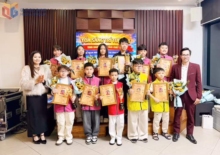 Đại diện Soroban Quảng Ninh trao giấy khen cho các em học sinh đạt giải tại cuộc thi.