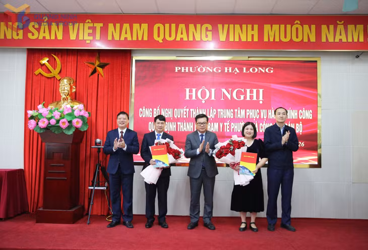 Đảng ủy phường Hạ Long trao quyết định tiếp nhận, phân công và bổ nhiệm cán bộ.