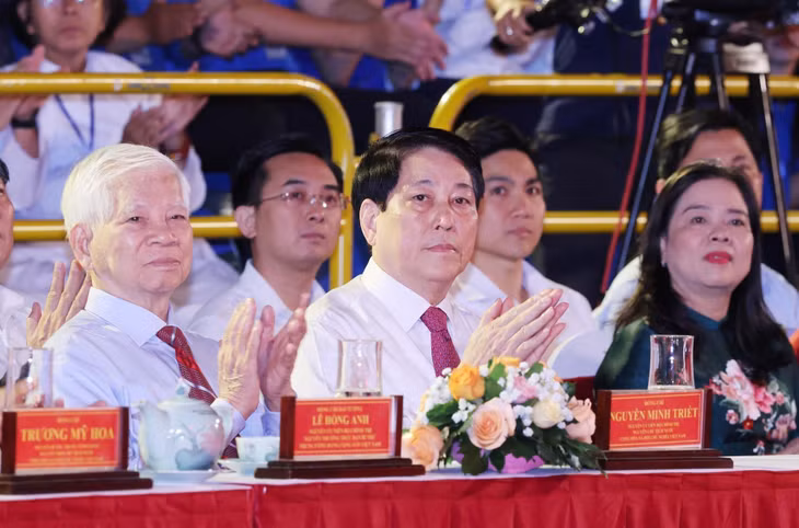 Chủ tịch nước Lương Cường và các đồng chí lãnh đạo, nguyên lãnh đạo Đảng, Nhà nước dự cầu truyền hình “Hai tay xây dựng một sơn hà” tại điểm cầu Bến Nhà Rồng, Thành phố Hồ Chí Minh. (Ảnh: Lâm Khánh/TTXVN)