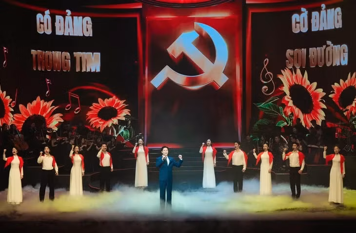 Ca sĩ Anh Tú thể hiện ca khúc Thưa Đảng trong chương trình Mãi mãi niềm tin theo Đảng - Ảnh: FBNV