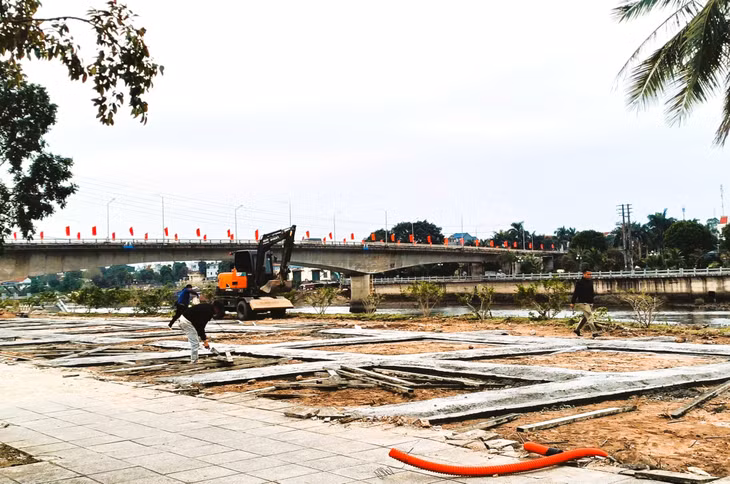 Thi công cải tạo Công viên phía bờ Đông sông Ka Long. Ảnh: Thu Hằng (CTV) 