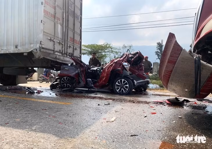 Vụ tai nạn khiến 4 người trong chiếc ô tô con bị thương nhập viện cấp cứu - Ảnh: LÊ MINH