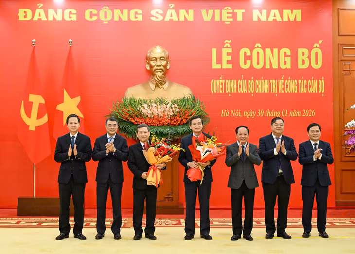 Lãnh đạo các Ban Đảng, Văn phòng Trung ương Đảng chúc mừng đồng chí Lê Minh Trí và Đoàn Minh Huấn. (Ảnh: DUY LINH)