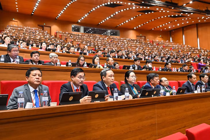 Các đại biểu dự phiên thảo luận tại hội trường.