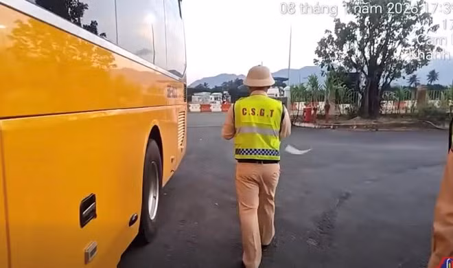 Tài xế không có bằng lái xe chở khách ở cao tốc Nha Trang–Cam Lâm. Ảnh: Cục Cảnh sát Giao thông