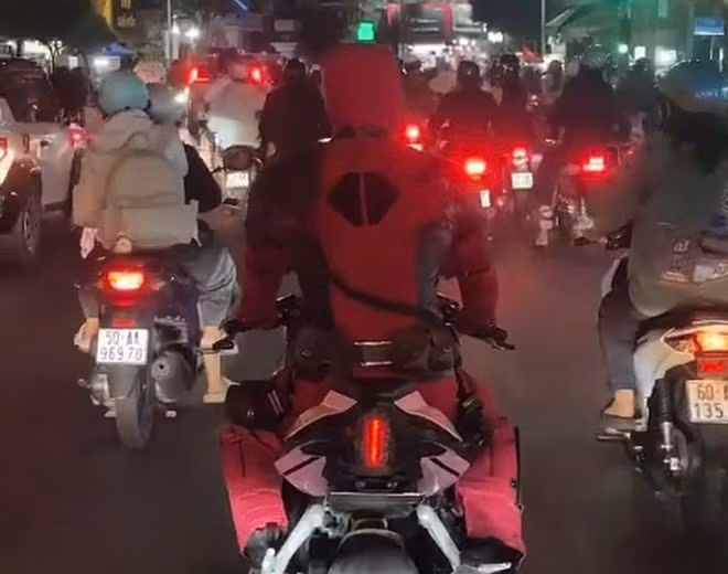 Người đàn ông mặc trang phục hóa trang nhân vật Deadpool, che kín từ đầu đến chân, điều khiển xe trên đường ở TPHCM. Ảnh: PC08
