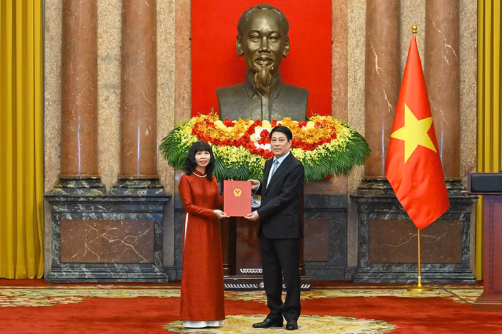 Chủ tịch nước trao quyết định bổ nhiệm Đại sứ cho đồng chí Phạm Thị Kim Hoa.
