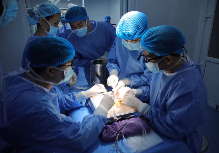 Kíp bác sĩ Bệnh viện Đa khoa tỉnh Quảng Ninh thực hiện rửa thận hiến để tiến hành ghép thận cho người bệnh. Ảnh: CTV Hà Trang