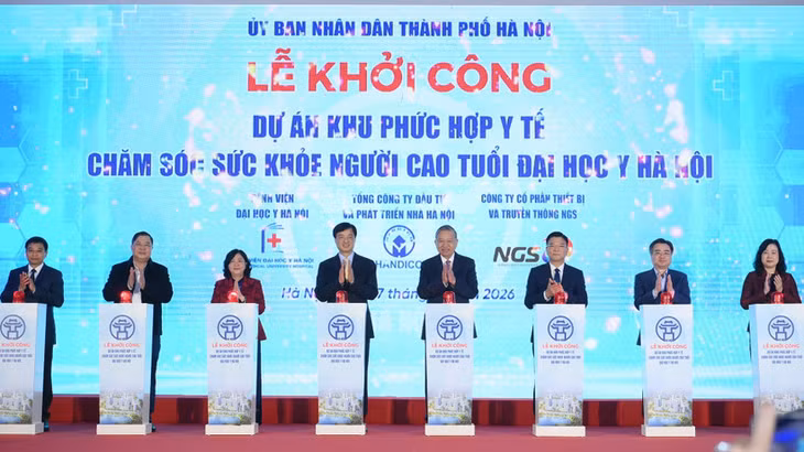 Tổng Bí thư Tô Lâm và các đại biểu thực hiện nghi thức khởi công xây dựng Khu phức hợp y tế - Chăm sóc sức khỏe người cao tuổi Đại học Y Hà Nội.
