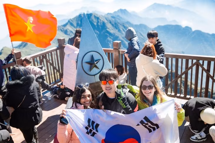 Du khách Hàn Quốc check-in trên đỉnh Fansipan. (Ảnh: CTV)