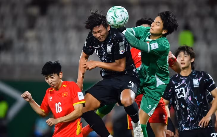Thủ thành Cao Văn Bình thi đấu xuất sắc dù đối mặt với muôn vàn khó khăn - Ảnh: AFC