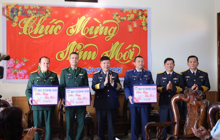 Đoàn công tác thăm, chúc Tết và giao nhiệm vụ cho các lực lượng bộ đội, biên phòng, cảnh sát biển đặc khu Bạch Long Vĩ.