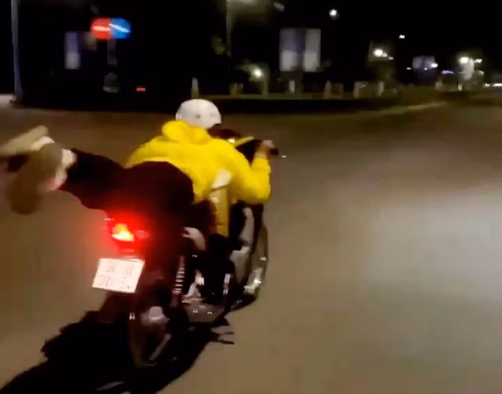 A. nằm dài trên xe rồi chạy với tốc độ cao trên đường ở Phú Quốc - Ảnh: cắt lại clip