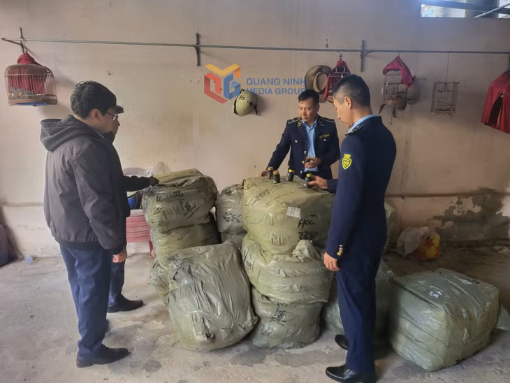 Lực lượng chức năng kiểm tra, phát hiện 4.200 lọ kẹo viên, trên nhãn ghi xuất xứ Trung Quốc không có hóa đơn, chứng từ chứng minh nguồn gốc xuất xứ hợp pháp, được xác định là hàng hóa nhập lậu.
