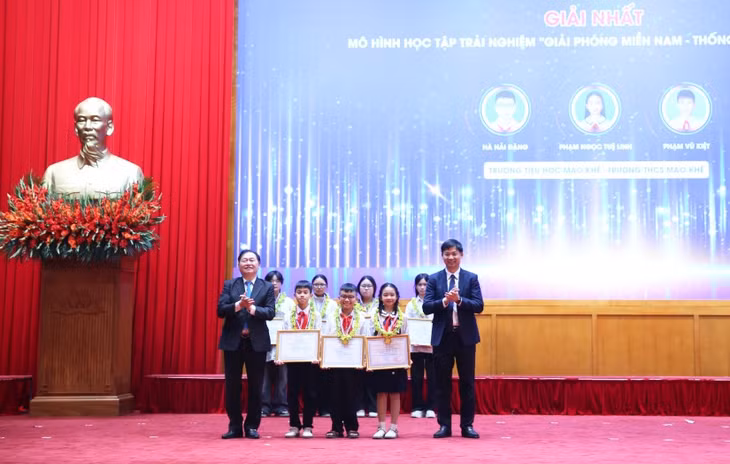 Ban Tổ chức Cuộc thi Sáng tạo thanh, thiếu niên và nhi đồng tỉnh lần thứ X, năm 2025 trao giải nhất cho các nhóm tác giả đoạt giải. Ảnh: Minh Đức