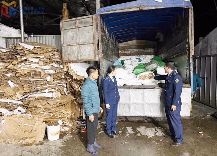 Đội QLTT số 1 khám phương tiện vận chuyển 3.120 kg chân gà không rõ nguồn gốc, xuất xứ.