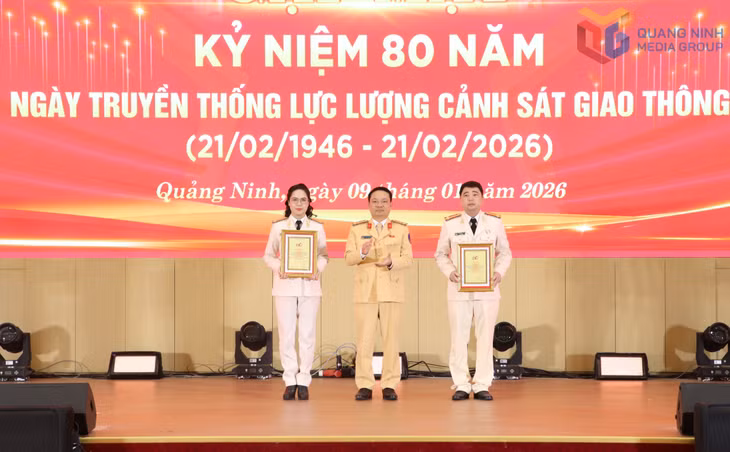 Lãnh đạo Cục Cảnh sát giao thông trao chứng nhận điển hình tiên tiến.