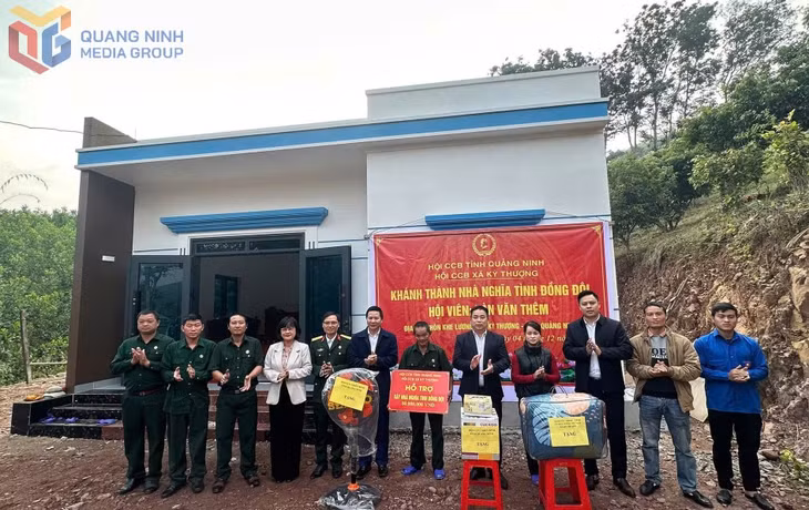 Hội CCB xã Kỳ Thượng cùng MTTQ và các đoàn thể xã khánh thành nhà 