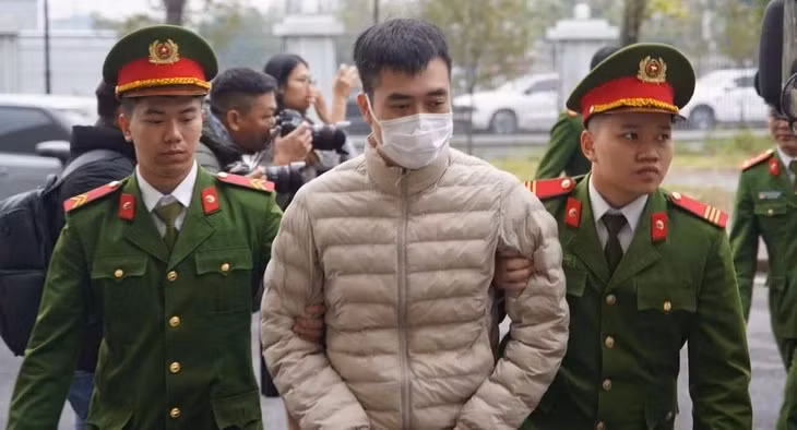 "Ông trùm" sữa Hiup giả Hoàng Quang Thịnh được dẫn giải đến phiên tòa - Ảnh: GIANG LONG