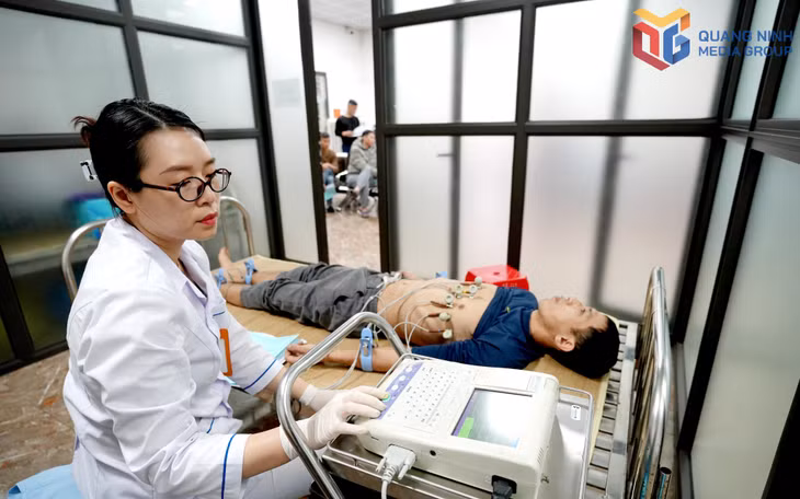 Thợ mỏ Công ty Than Mạo Khê được khám sức khoẻ định kỳ hàng năm.