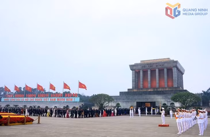 Các đại biểu vào Lăng viếng Chủ tịch Hồ Chí Minh.