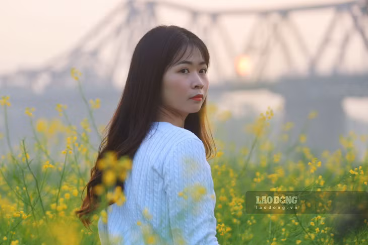 Sắc hoa cải vàng tô điểm thêm vào khung cảnh bình minh nên thơ, rạng rỡ.