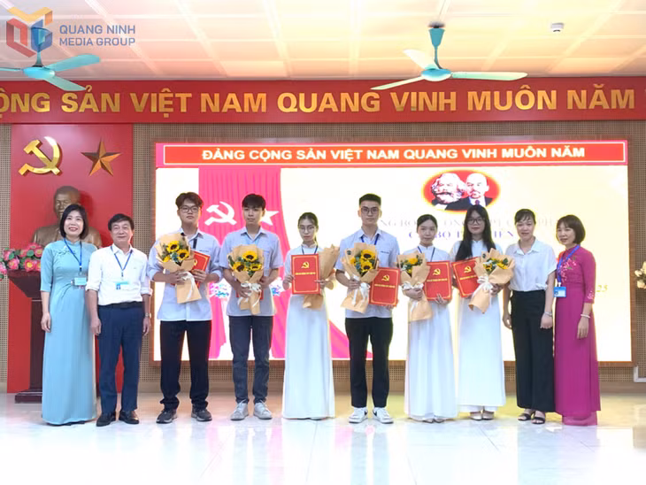 Em Nguyễn Khánh Quyên, Trường THPT Cẩm Phả (thứ 5 trái sang) cùng các thầy cô và các bạn được kết nạp vào Đảng trong đợt 19/5/2025.