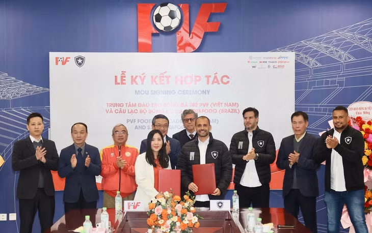 Đại diện PVF và Botafogo ký hợp tác - Ảnh: PVF