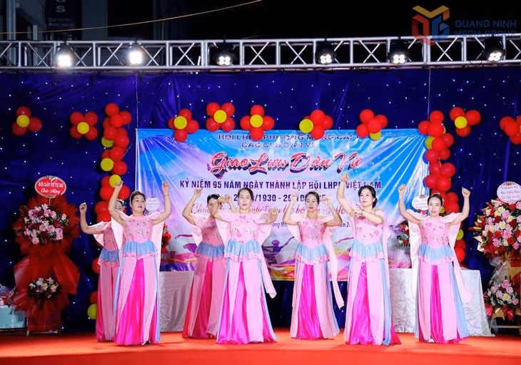Các thành viên CLB Dân vũ Hòa Bình tham gia giao lưu dân vũ do Hội LHPN phường Móng Cái 1 tổ chức.