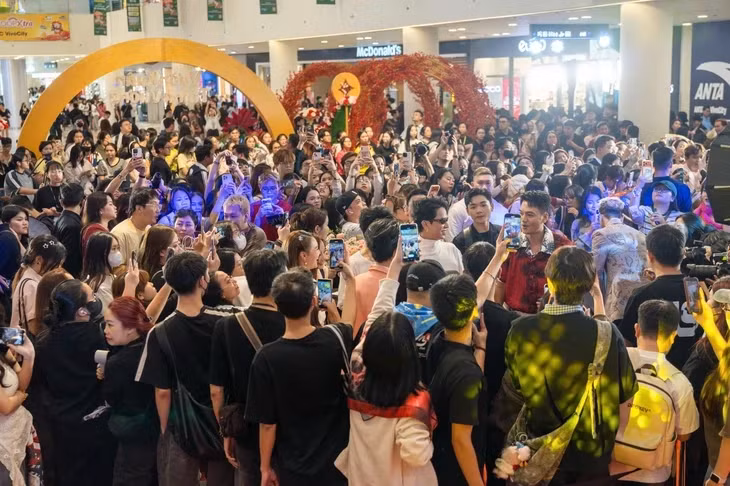 Rất đông bạn trẻ đến với buổi giao lưu cùng 8 nghệ sĩ tham gia Running man diễn ra ngày 22-1 - Ảnh: VĂN TRUNG