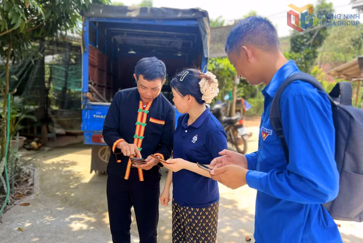 Cán bộ xã hướng dẫn người dân tiếp cận dịch vụ số.