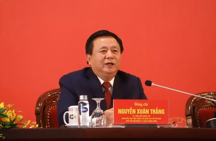 Ủy viên Bộ Chính trị, Giám đốc Học viện Chính trị quốc gia Hồ Chí Minh, Chủ tịch Hội đồng Lý luận Trung ương Nguyễn Xuân Thắng nêu những điểm mới của Đại hội XIV của Đảng - Ảnh: VGP/Vũ Phong