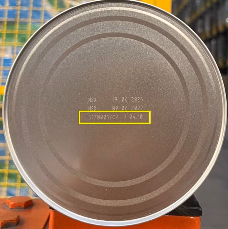 Số lô sản phẩm ghi ở đáy hộp sữa. (Ảnh: Nestlé Việt Nam cung cấp)
