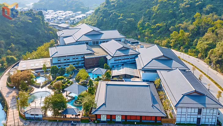 Khu nghỉ dưỡng suối khoáng nóng Yoko Onsen Quang Hanh do Tập đoàn Sun Group đầu tư trên địa bàn phường Quang Hanh.