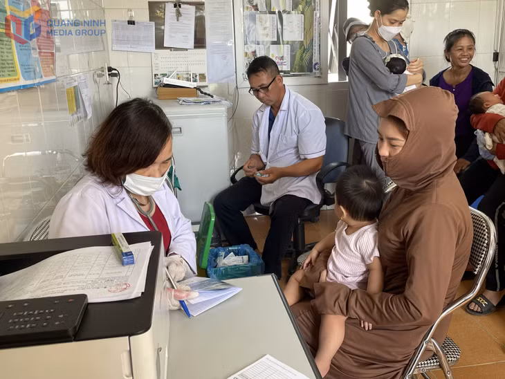 Cùng với phát triển kinh tế nông thôn, Quảng Ninh tiếp tục chăm lo, nâng cao chất lượng sống của người dân.Trong ảnh: Trẻ em xã Hải Hòa tiêm phòng tại Trạm Y tế xã.