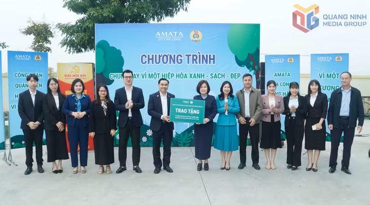 Lãnh đạo Công ty CP Đô thị Amata Hạ Long, Công đoàn phường Quảng Yên trao tặng cây hoa và thùng rác ở phường Hiệp Hoà.