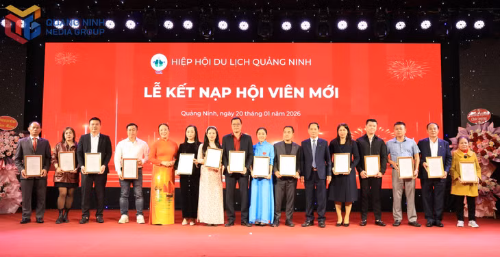 Hiệp hội Du lịch Quảng Ninh trao giấy chứng nhận hội viên cho các hội viên mới kết nạp.