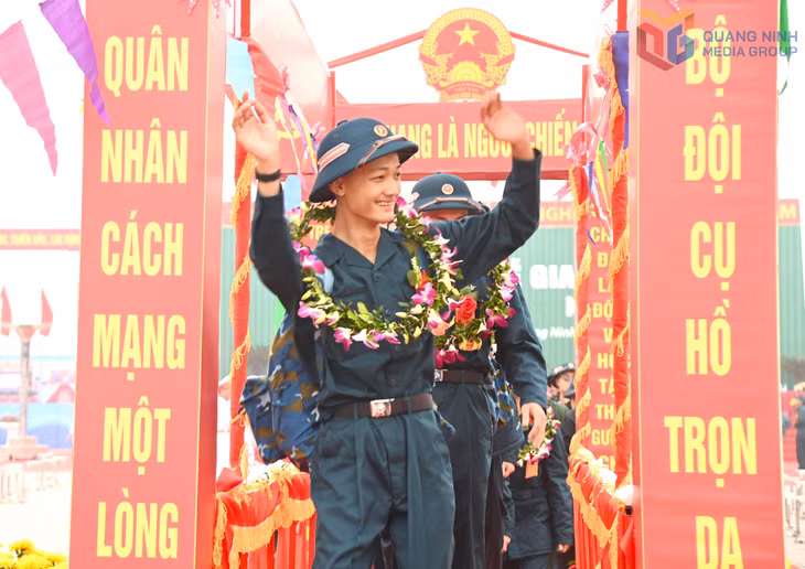 Thanh niên phấn khởi lên đường nhập ngũ năm 2025.