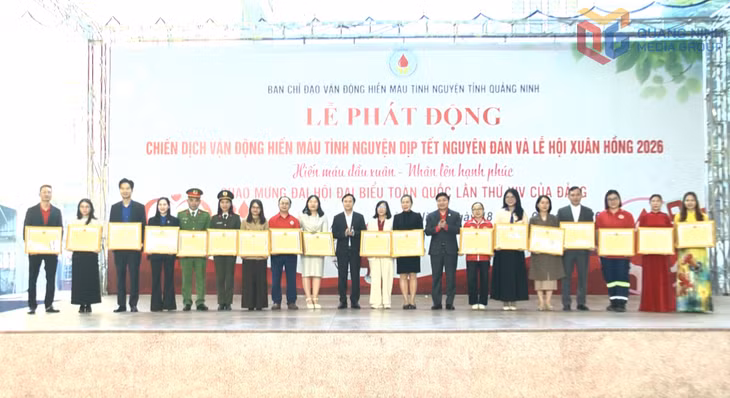 Ban Tổ chức trao tặng bằng khen của UBND tỉnh cho 19 tập thể có thành tích xuất sắc về việc tăng cường công tác vận động hiến máu tình nguyện giai đoạn 2021- 2025