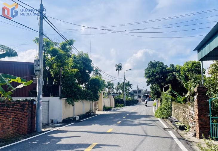 Tuyến đường khu Yên Lãng 3 với tổng mức đầu tư trên 7 tỷ đồng được triển khai theo hình thức Nhà nước và nhân dân cùng làm, tạo nên diện mạo đô thị ở Mạo Khê ngày càng khang trang. Ảnh: Hoàng Nga