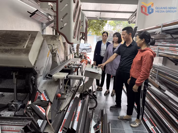 Bà Nguyễn Thị Thu (ngoài cùng, bên trái), Phó Bí thư Chi bộ, Trưởng ban Công tác mặt trận khu Trại Mới A, phường Bình Khê, thăm mô hình sản xuất kinh doanh của người dân trên địa bàn.