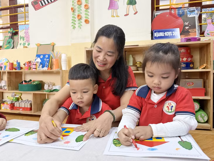Giáo viên Trường Mầm non Trưng Vương (phường Vàng Danh) hướng dẫn các bé tập tô.