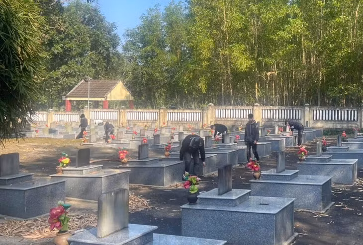 Nhóm thanh thiếu niên có biểu hiện tụ tập, gây rối trật tự đi chăm sóc nghĩa trang liệt sĩ - Ảnh: Công an xã Bình Minh
