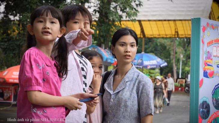 Diễn viên Trâm Anh (ngoài cùng bên phải) vượt qua trở ngại tâm lý để vào vai một người mẹ.